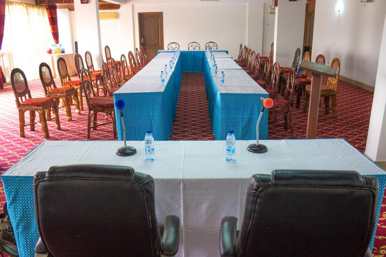 Hotel Azur Yaoundé エクステリア 写真