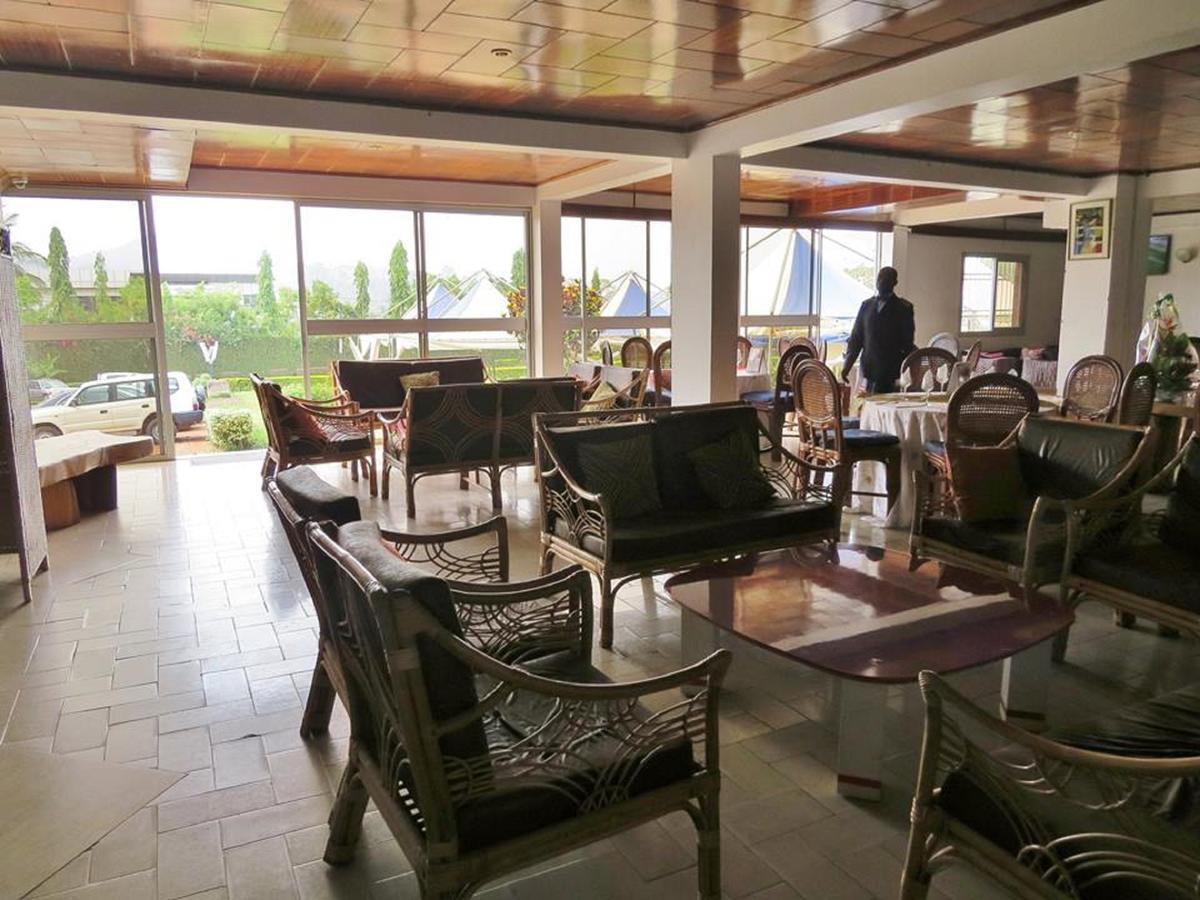 Hotel Azur Yaoundé エクステリア 写真