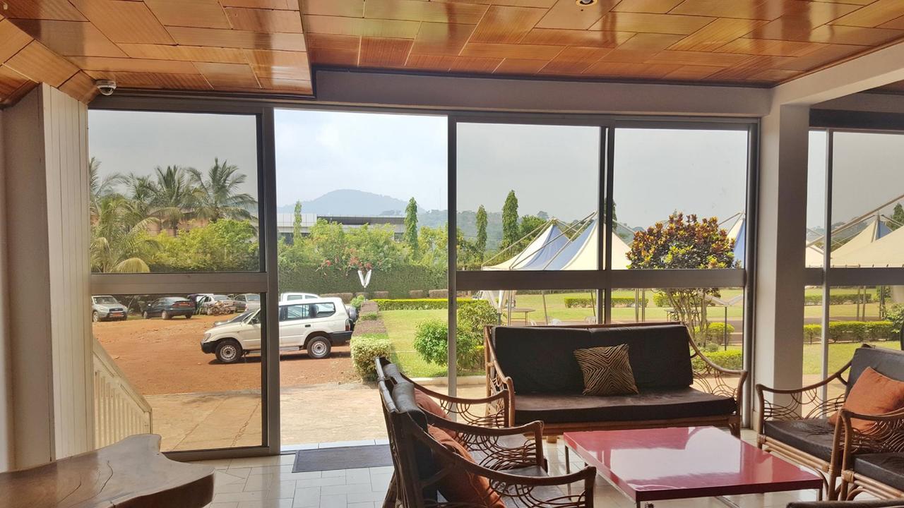 Hotel Azur Yaoundé エクステリア 写真