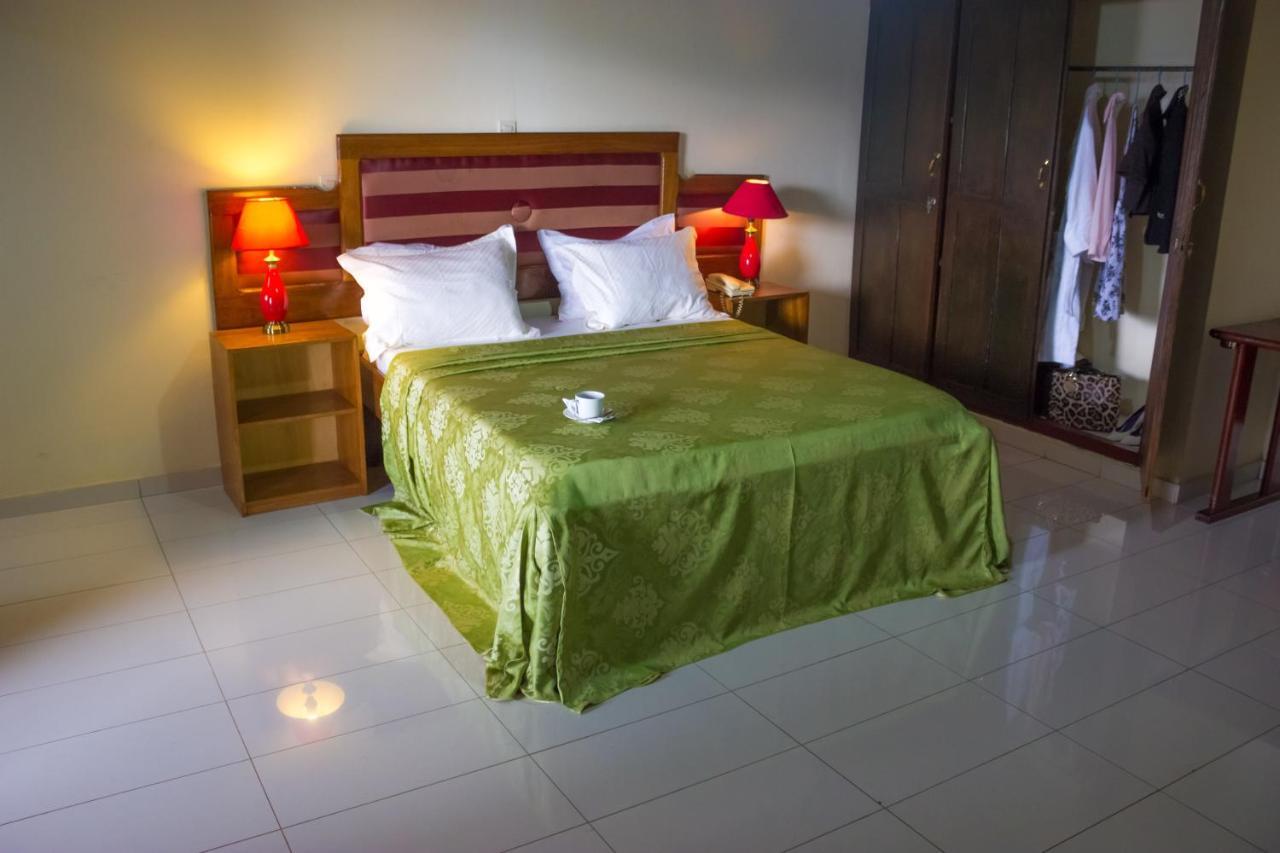 Hotel Azur Yaoundé エクステリア 写真