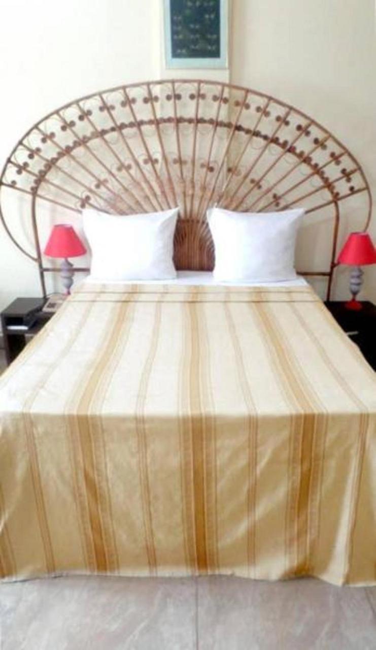Hotel Azur Yaoundé エクステリア 写真
