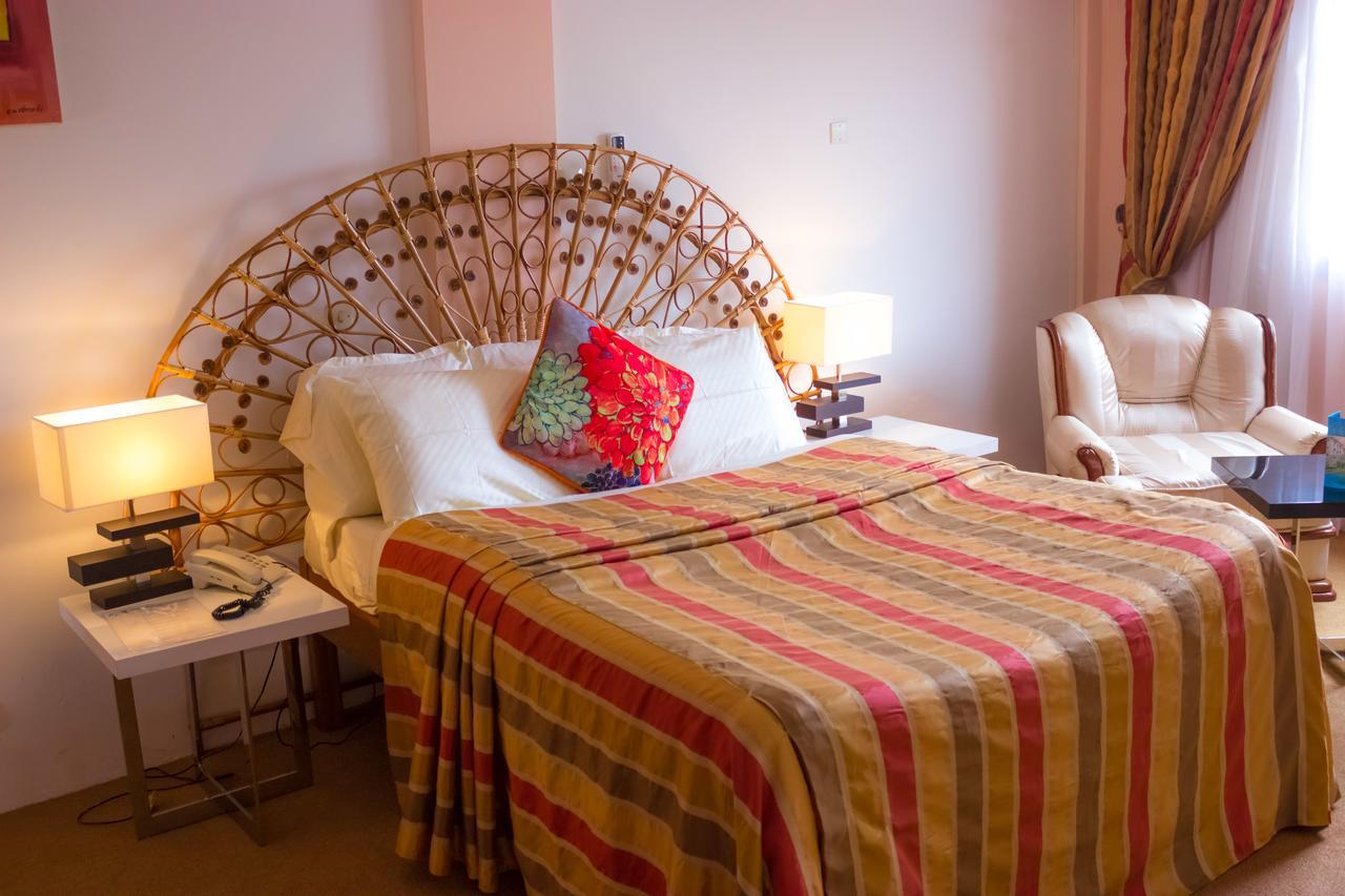 Hotel Azur Yaoundé エクステリア 写真
