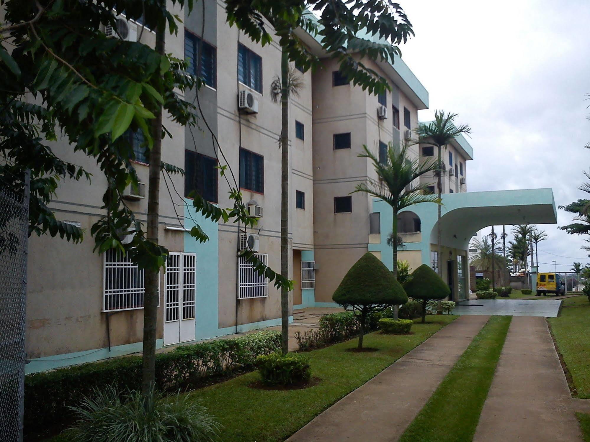 Hotel Azur Yaoundé エクステリア 写真