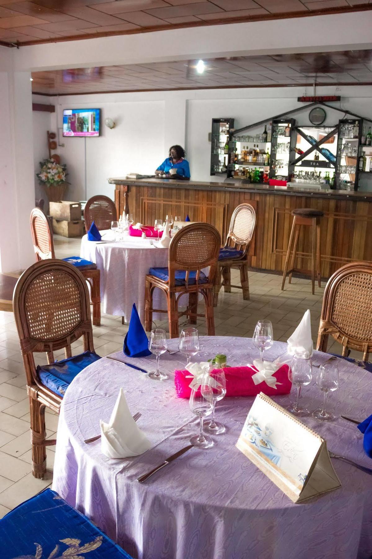 Hotel Azur Yaoundé エクステリア 写真