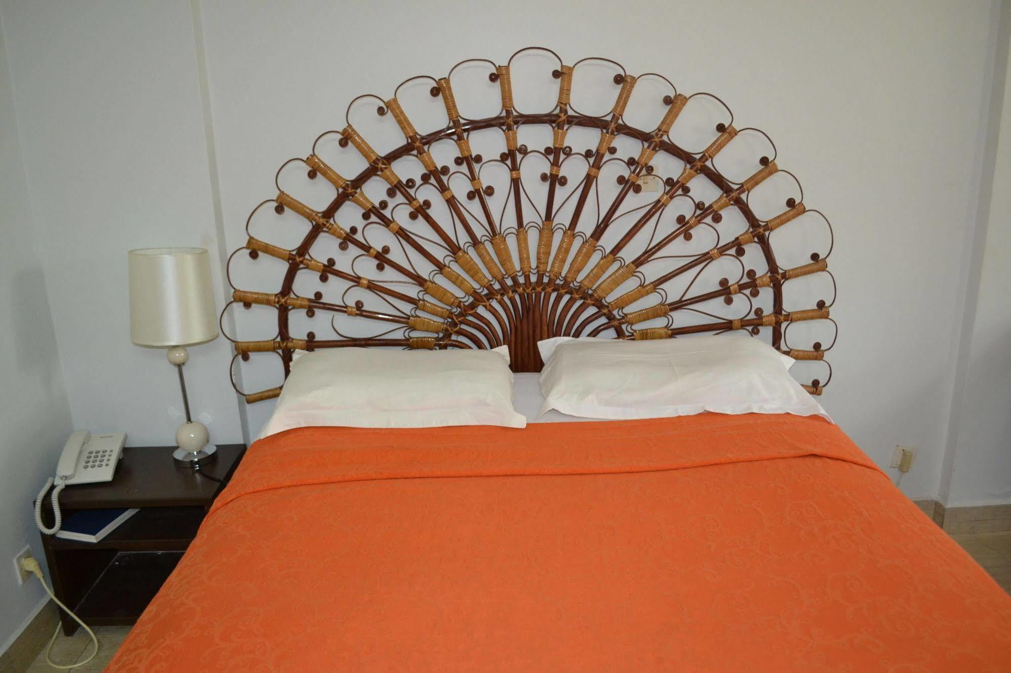 Hotel Azur Yaoundé エクステリア 写真