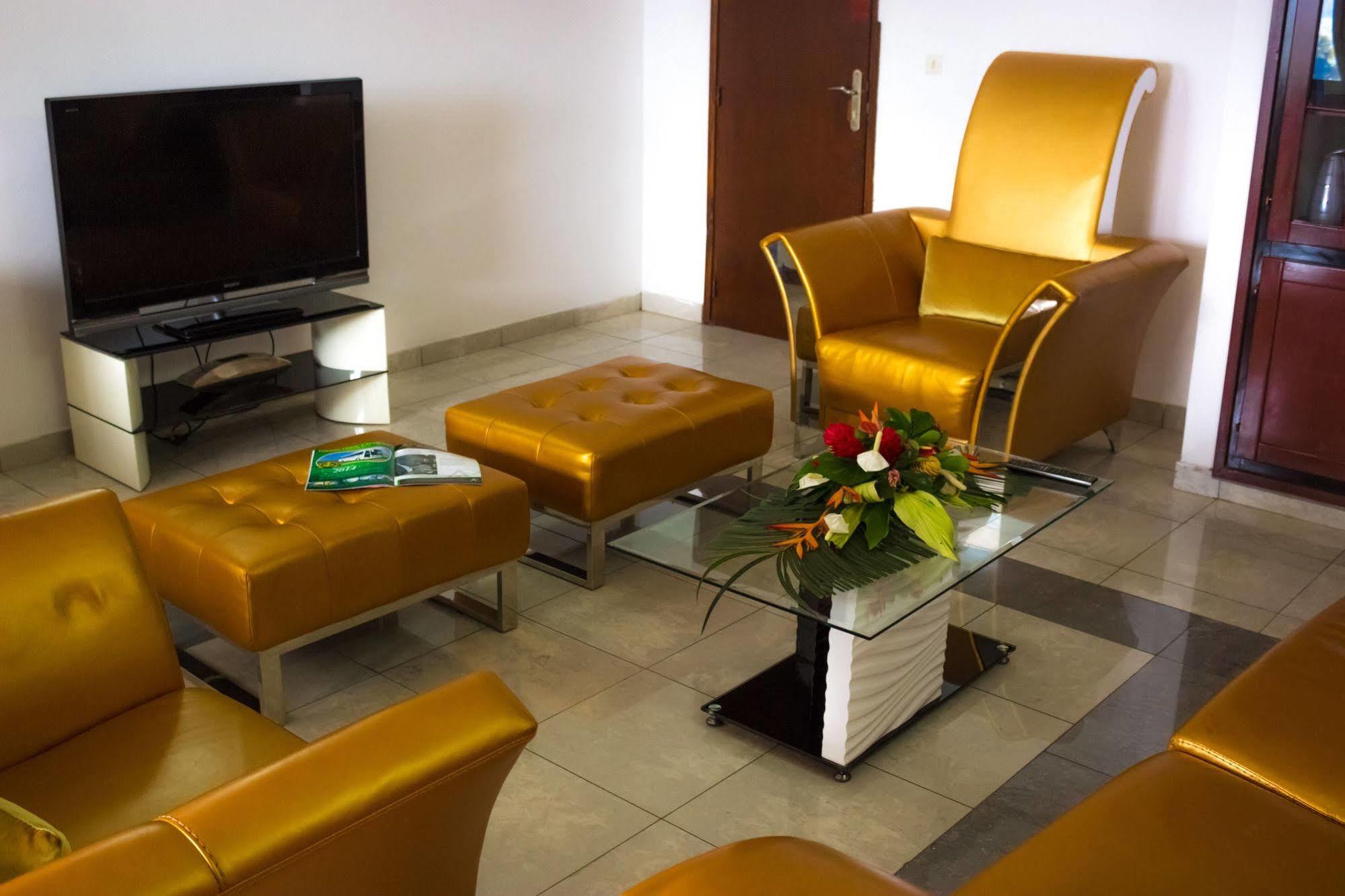 Hotel Azur Yaoundé エクステリア 写真