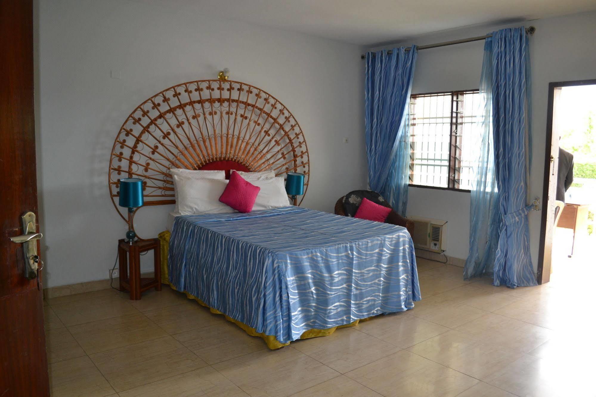 Hotel Azur Yaoundé エクステリア 写真
