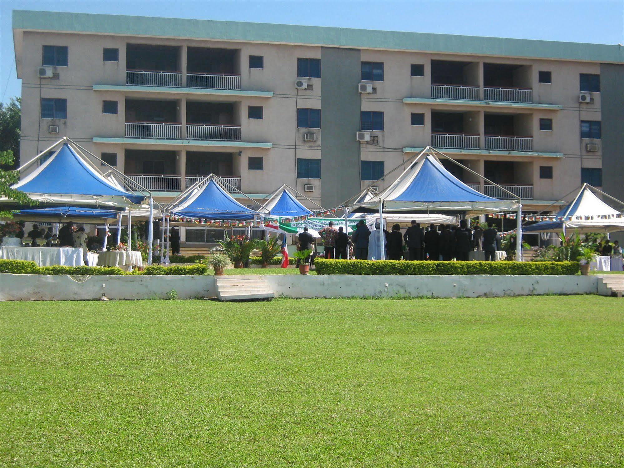 Hotel Azur Yaoundé エクステリア 写真