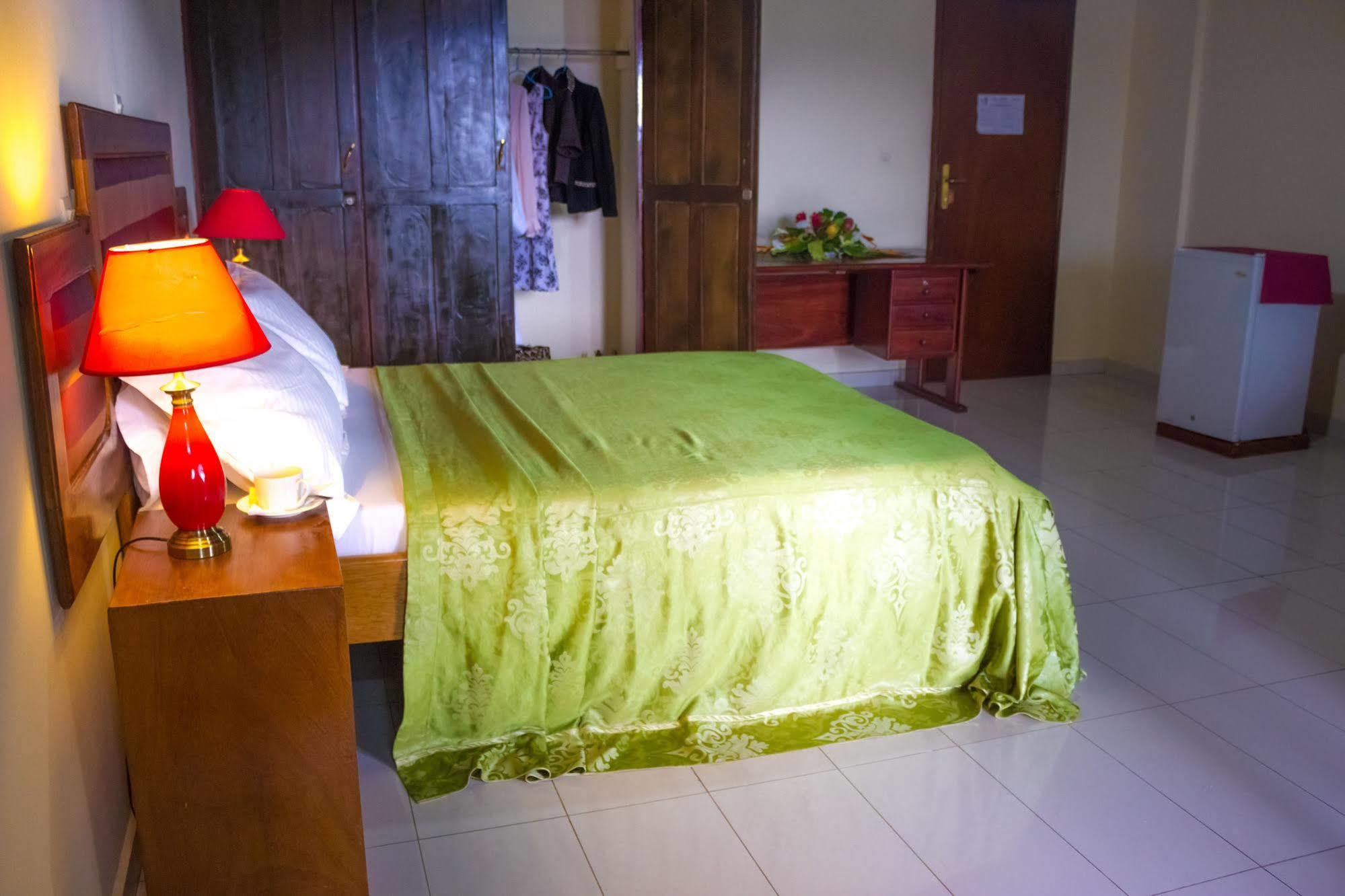 Hotel Azur Yaoundé エクステリア 写真