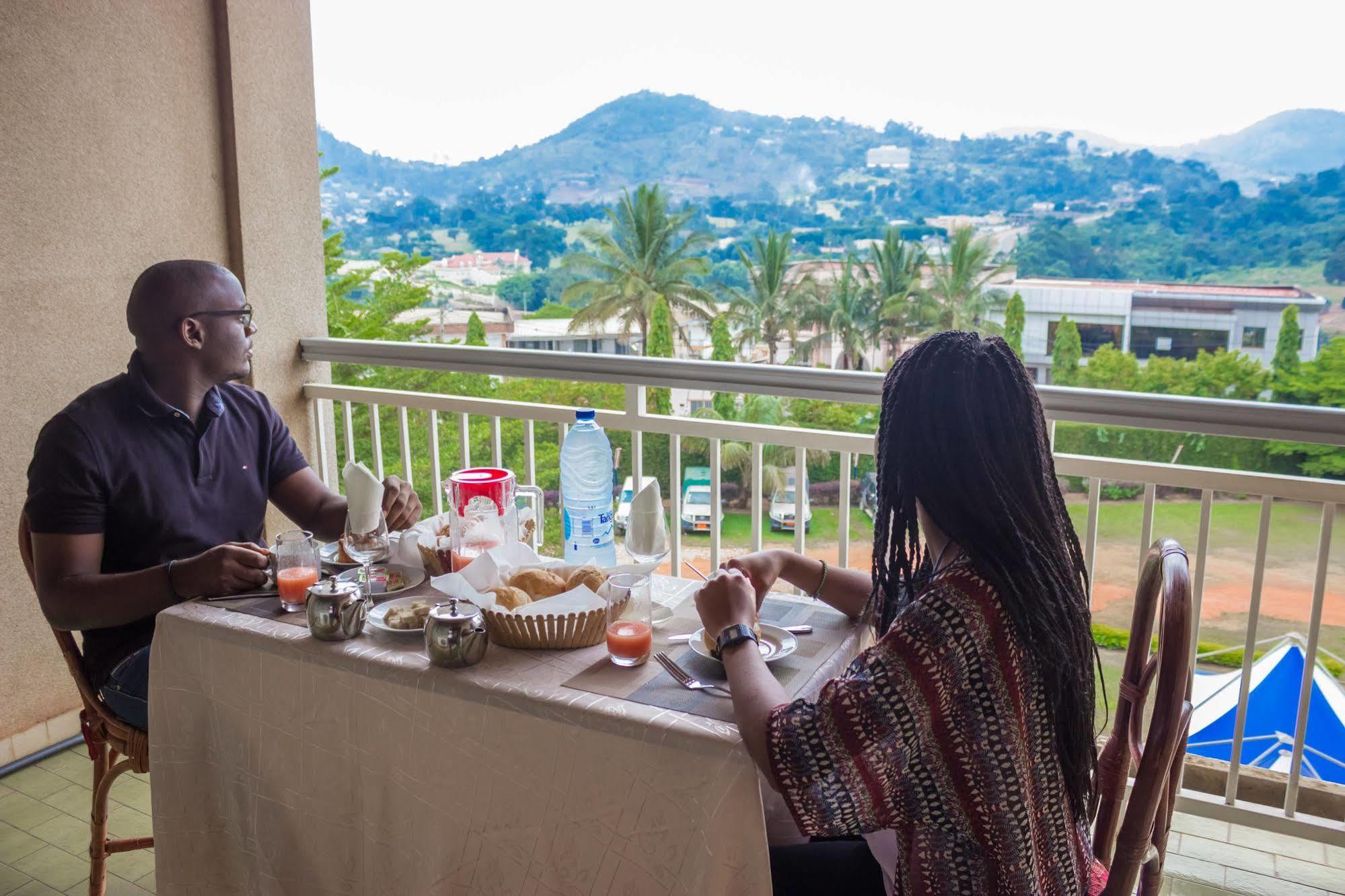 Hotel Azur Yaoundé エクステリア 写真