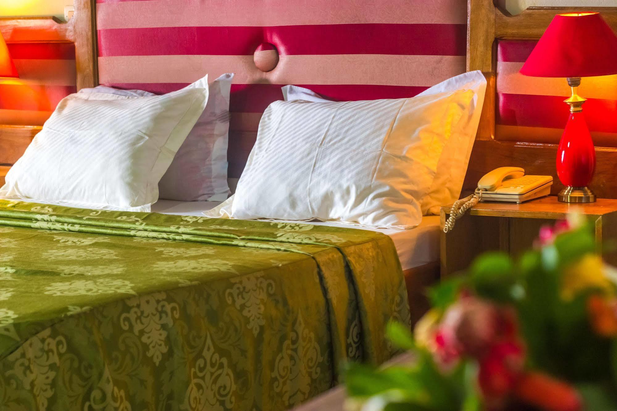 Hotel Azur Yaoundé エクステリア 写真